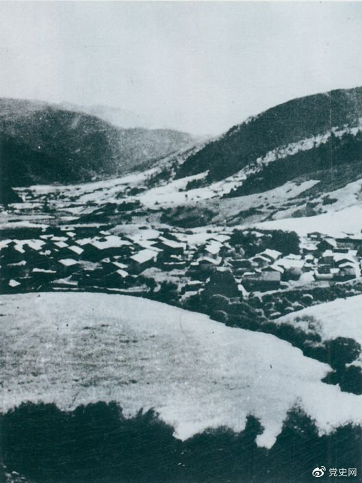 1935年8月20日,中共中央政治局在毛儿盖召开会议,作出了《关于目前战略方针之补充决定》,再次重申两河口会议关于北上的战略方针。图为毛儿盖。 1935年8月20日,中共中央政治局在毛儿盖召开会议,作出了《关于目前战略方针之补充决定》,再次重申两河口会议关于北上的战略方针。图为毛儿盖。