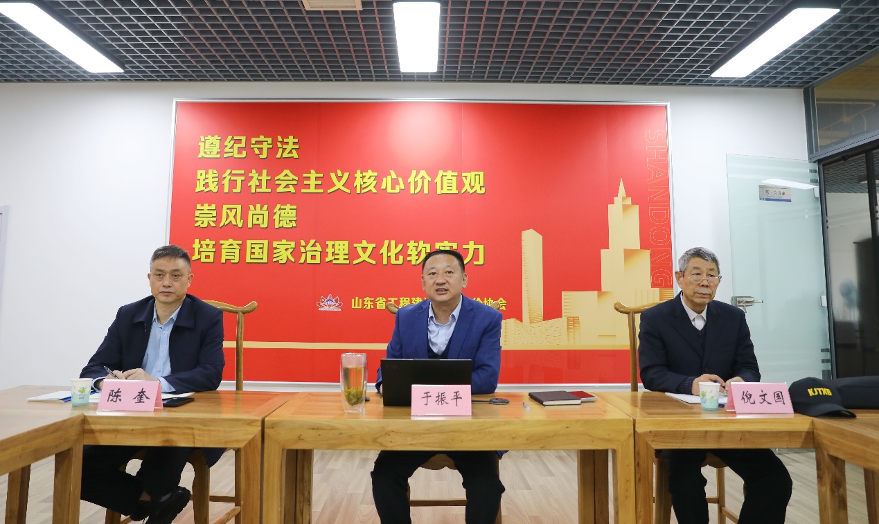 图片包含 桌子, 室内, 人, 男人描述已自动生成